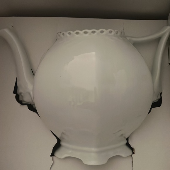 Royal Copenhagen White Fluted Full Lace Teapot 100 CL - Picture 3 of 12